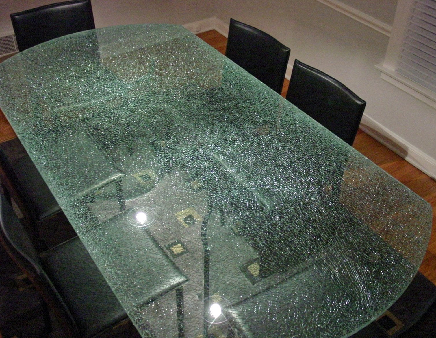 Разбитые стеклянные столы